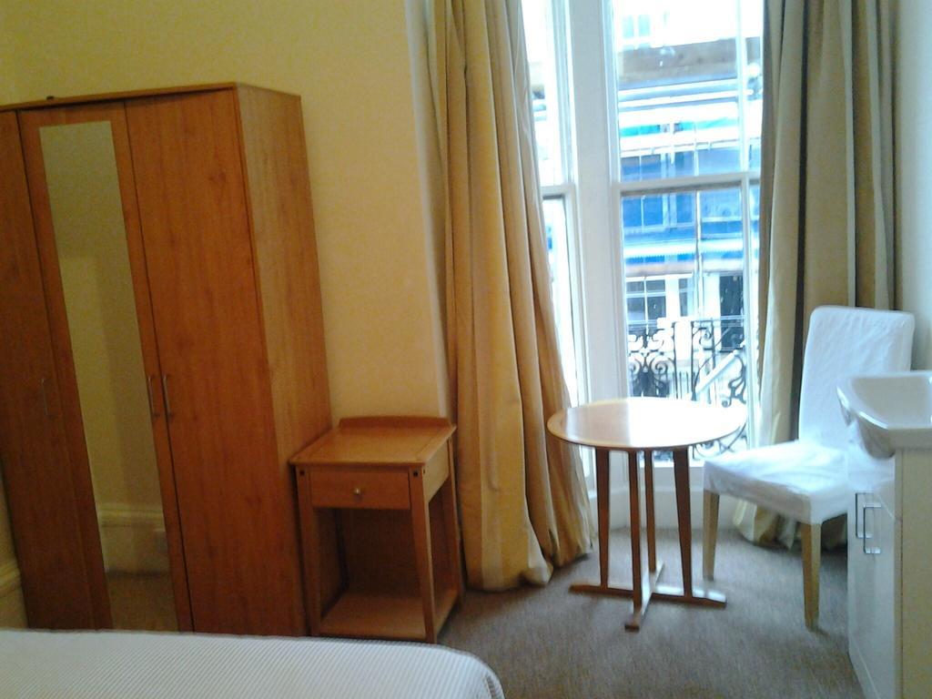 Sterling House Hotel Истборн Стая снимка